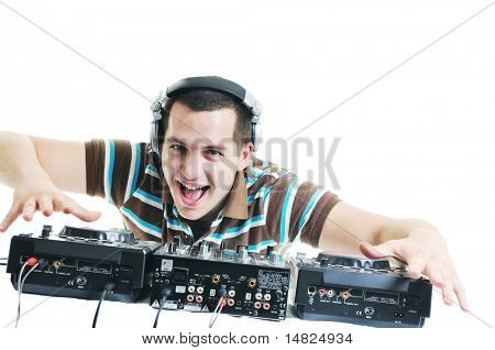 mladý dj muž se sluchátky a kompaktní disk dj zařízení