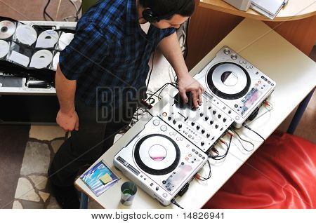 muž mladý dj sluchátka a kompaktní disk zařízení dj na večírek