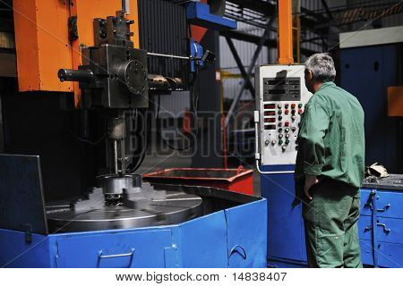 industria metalmeccanica di manofacturing persone con grande calcolatore moderno mashines