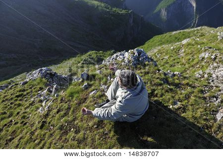 gesunden jungen Mann Praxis Youga in Höhe Berg am frühen Morgen und Sonnenaufgang