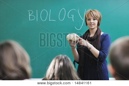 메모와 함께 생물학과 해부학 수업 학습 학교 classrom에서 행복 한 아이 들 그룹 