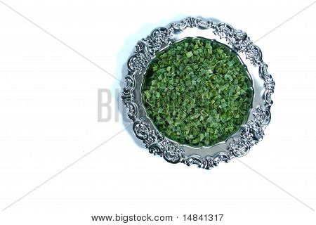 Erba cipollina secca su un piatto d'argento