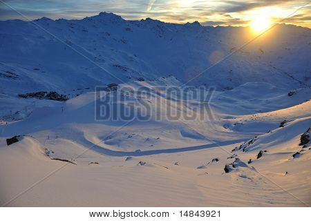 Góra śniegu świeżego zachód słońca w ośrodku narciarskim w Francja val thorens