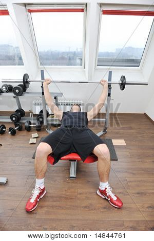 nuori mies fintess sport club liikunnan withweights ja rentouttava