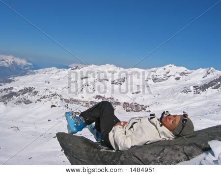 Donna su una roccia con Skiwears