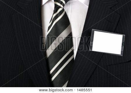 Vuoto badge su un uomo ben vestito