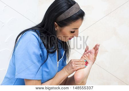 The process of foot massage treatments in the beauty salon