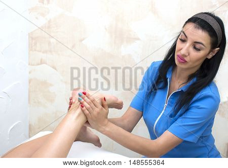 The process of foot massage treatments in the beauty salon