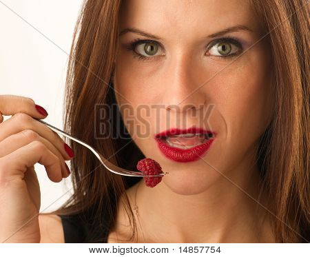 Frau isst rohe Früchte