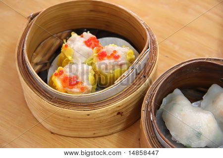 중국어 대나무 용기 전통 요리에서 딤섬 찜
