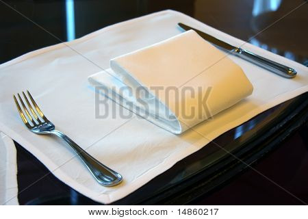 Elegant sted indstilling på restaurant med napking og bestik