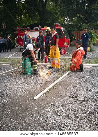 Bangkok Thailand September 24 2016 Fire officials demonstrated how the fire escape and how to use fire extinguisher When fire
