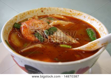 Cucina thai tradizionale zuppa piccante thomyam frutti di mare