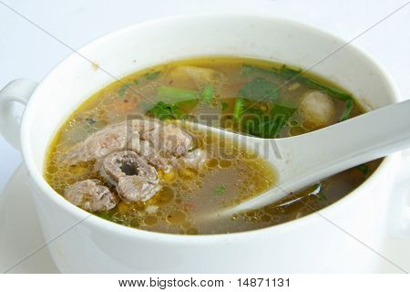 Krydret sommer suppe med grøntsager i hvid skål