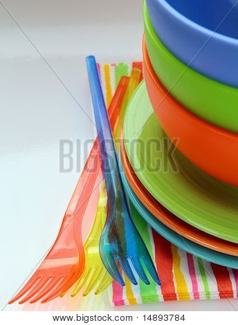 カラフルなプラスチック製の食器とナプキン