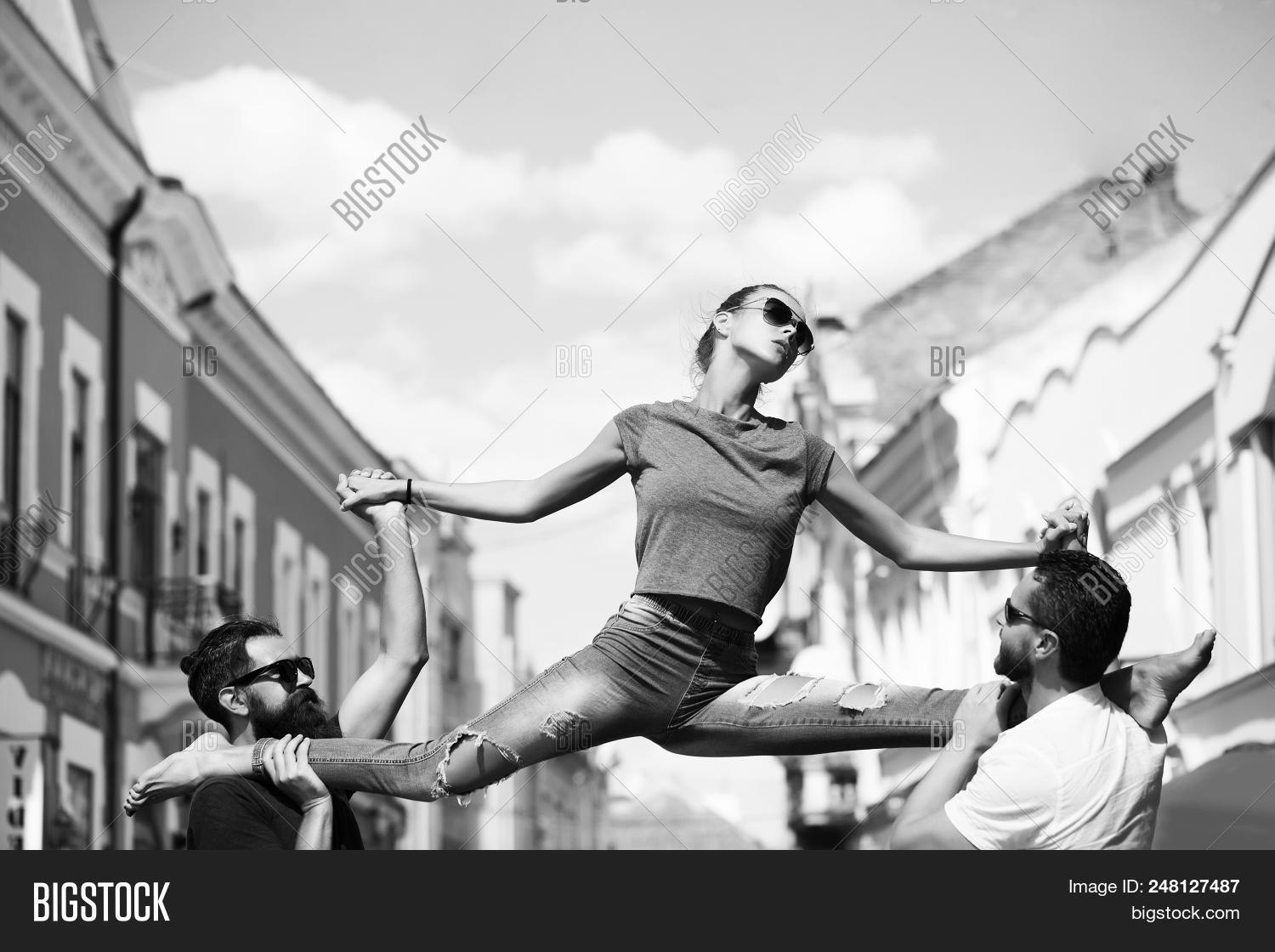 She to lean on my shoulder now. Lean to shoulder. She to lean on my shoulder now. Head on the shoulder. Lean on перевод на русский.