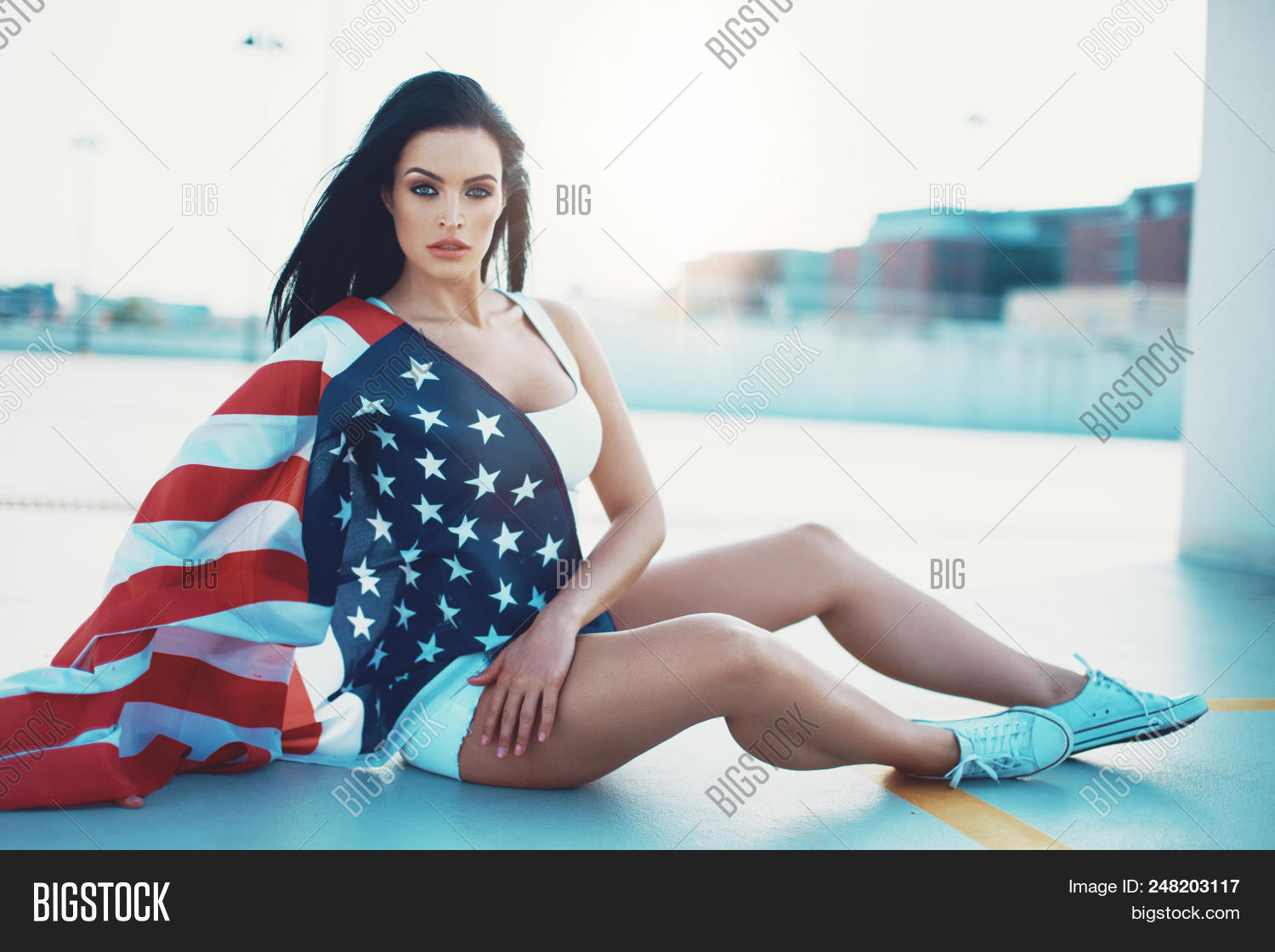 Голая блондинка прикрывается флагом США Голая блондинка прикрывается флагом США