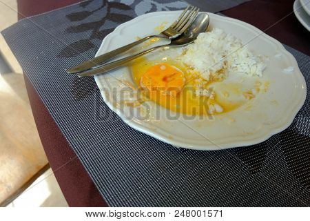 Eating With Fried Eggs On The Dish But Do Not Eat Egg Yolk.