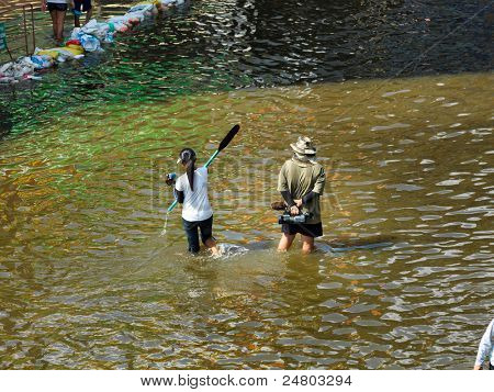 PHATHUMTRANI, THAILAND - 21 oktober: verslaggevers kijk rond vloed gebied tijdens de ergste overstromingen in d