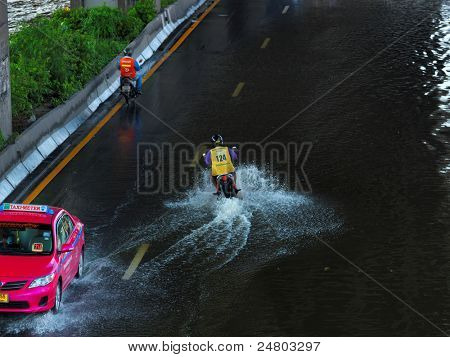 PHATHUMTRANI, THAILAND - 21 oktober: verkeer op de weg van de stad tijdens de ergste moesson overstroming in de decad