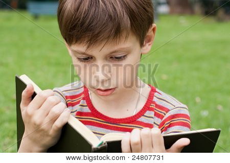 мальчик, читая книгу