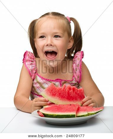 Söt liten flicka kommer att äta vattenmelon