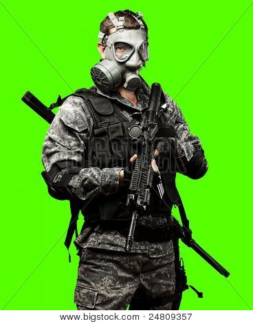 Porträt von voll bewaffneten junger Soldat vor einem abnehmbare Chroma Key Hintergrund