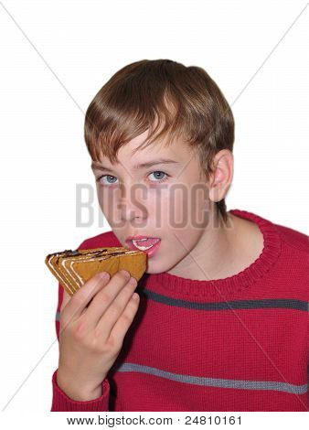 chłopiec zjada smaczne mini-cake