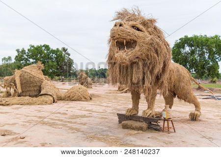 Nadun,maha Sarakham,thailand  - March 9, 2018: Show Idea Straw Puppet Festival In Nadun,maha Sarakha