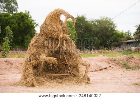 Nadun,maha Sarakham,thailand  - March 9, 2018: Show Idea Straw Puppet Festival In Nadun,maha Sarakha