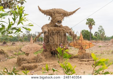 Nadun,maha Sarakham,thailand  - March 9, 2018: Show Idea Straw Puppet Festival In Nadun,maha Sarakha