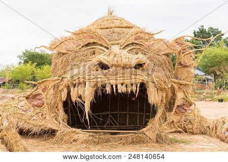 Nadun,maha Sarakham,thailand  - March 9, 2018: Show Idea Straw Puppet Festival In Nadun,maha Sarakha