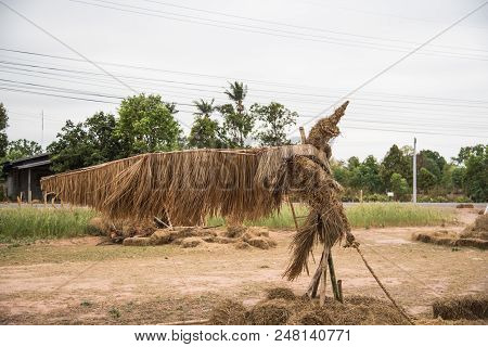 Nadun,maha Sarakham,thailand  - March 9, 2018: Show Idea Straw Puppet Festival In Nadun,maha Sarakha