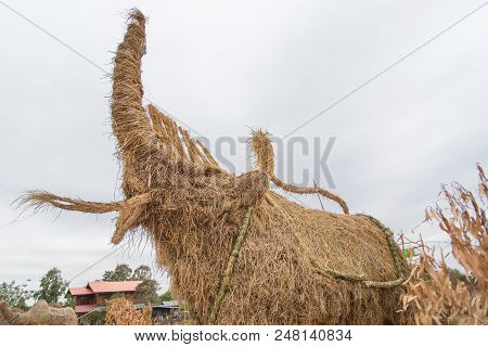 Nadun,maha Sarakham,thailand  - March 9, 2018: Show Idea Straw Puppet Festival In Nadun,maha Sarakha