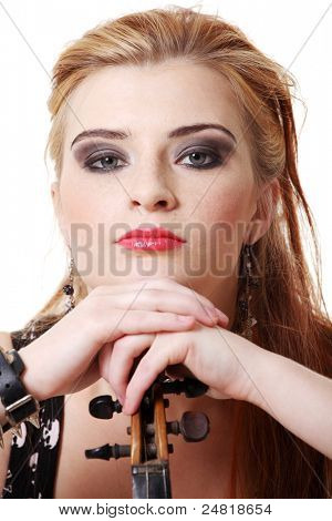 Hacia el que se inclina joven muchacha punk adolescente caucásico en violín.