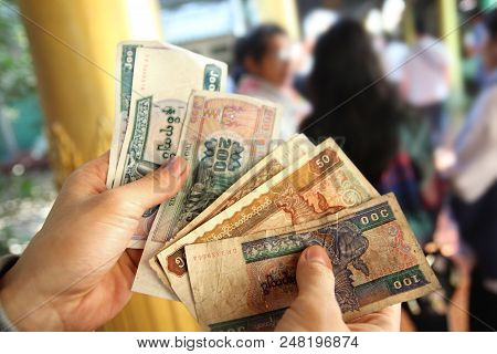 Myanmar Banknotes (mm, Mmr ,kyat)  Were Unfolded In Hand