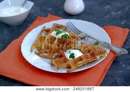Crispy Waffle Hashbrowns Or Pancakes From Shredded Potatoes In Waffle Iron. Served With Sour Cream