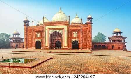 Jawab Mosque At The Taj Mahal, Agra, Uttar Pradesh, India