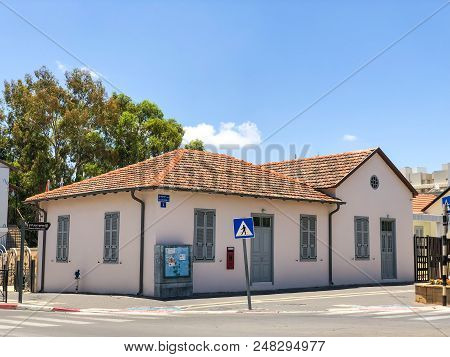 Rishon Le Zion, Israel -  June 18, 2018: Rothschild Street In The Center Of Rishon Le Zion, Israel