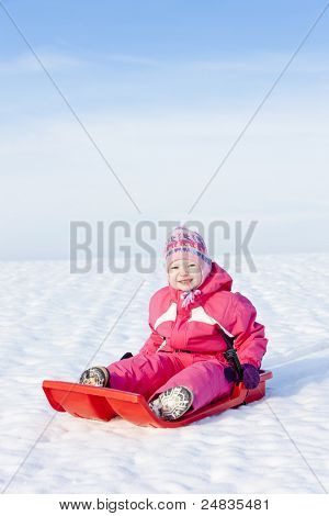kleines Mädchen mit Bob im Schnee