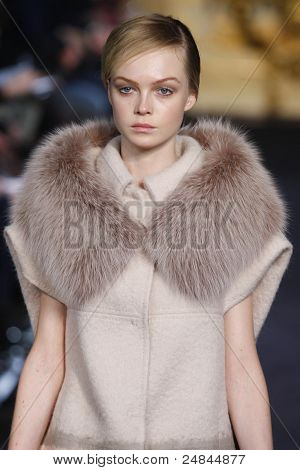 Aquilano Rimondi - pas startowy - kolekcja jesień/zima 2011 - Milan Fashion Week