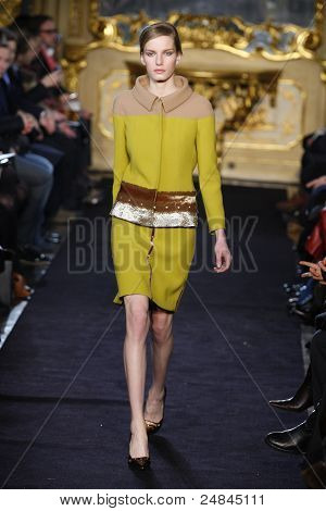 Aquilano Rimondi - pas startowy - kolekcja jesień/zima 2011 - Milan Fashion Week