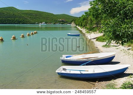 Rent Boats For Skiing And Fishing On The Picturesque Mountain Lake Abrau-durso