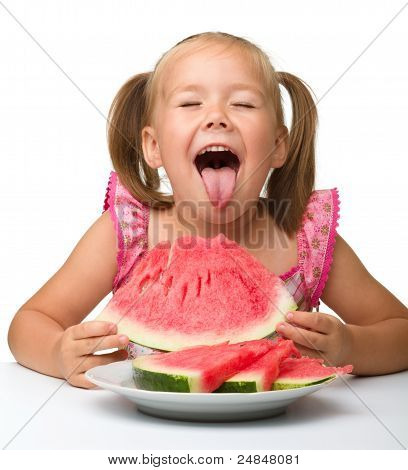Söt liten flicka kommer att äta vattenmelon