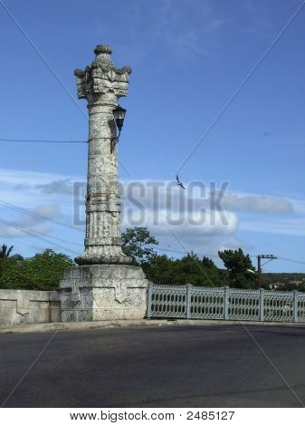 Colonna all'ingresso del ponte Versalles
