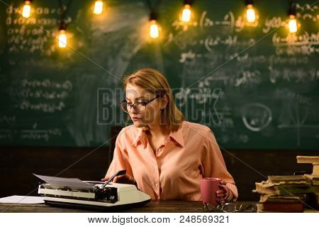 Grammar Lesson. Writing And Typering With Grammar Knowledge.