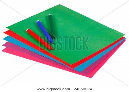 Carta colorata e marcatori per la creatività