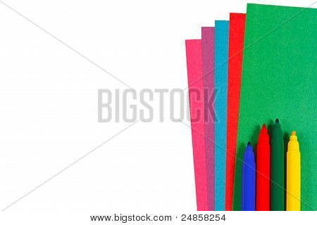 Carta colorata e marcatori per la creatività