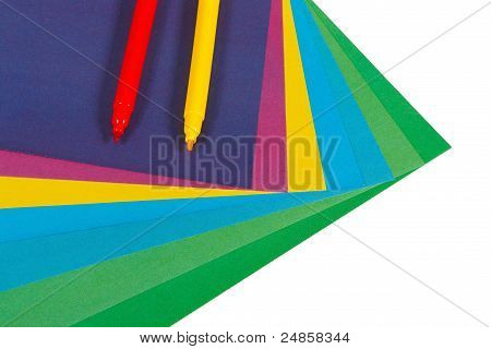 Carta colorata e marcatori per la creatività