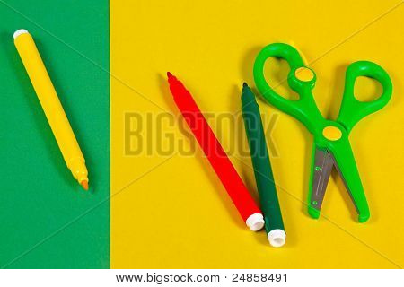 Marcatori di carta colorata e forbici per la creatività